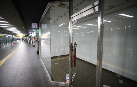 29일 한국은행에 따르면 7월 향후경기전망 소비자동향지수(CSI)는 자영업자가 79로 봉급생활자 91 보다 12포인트 낮다. 둘 간의 격차는 한은이 관련 통계를 작성한 이래 가장 컸다. 사진은 이날 서울 중구의 한 지하도상가의 빈 점포 모습. [사진=연합뉴스]